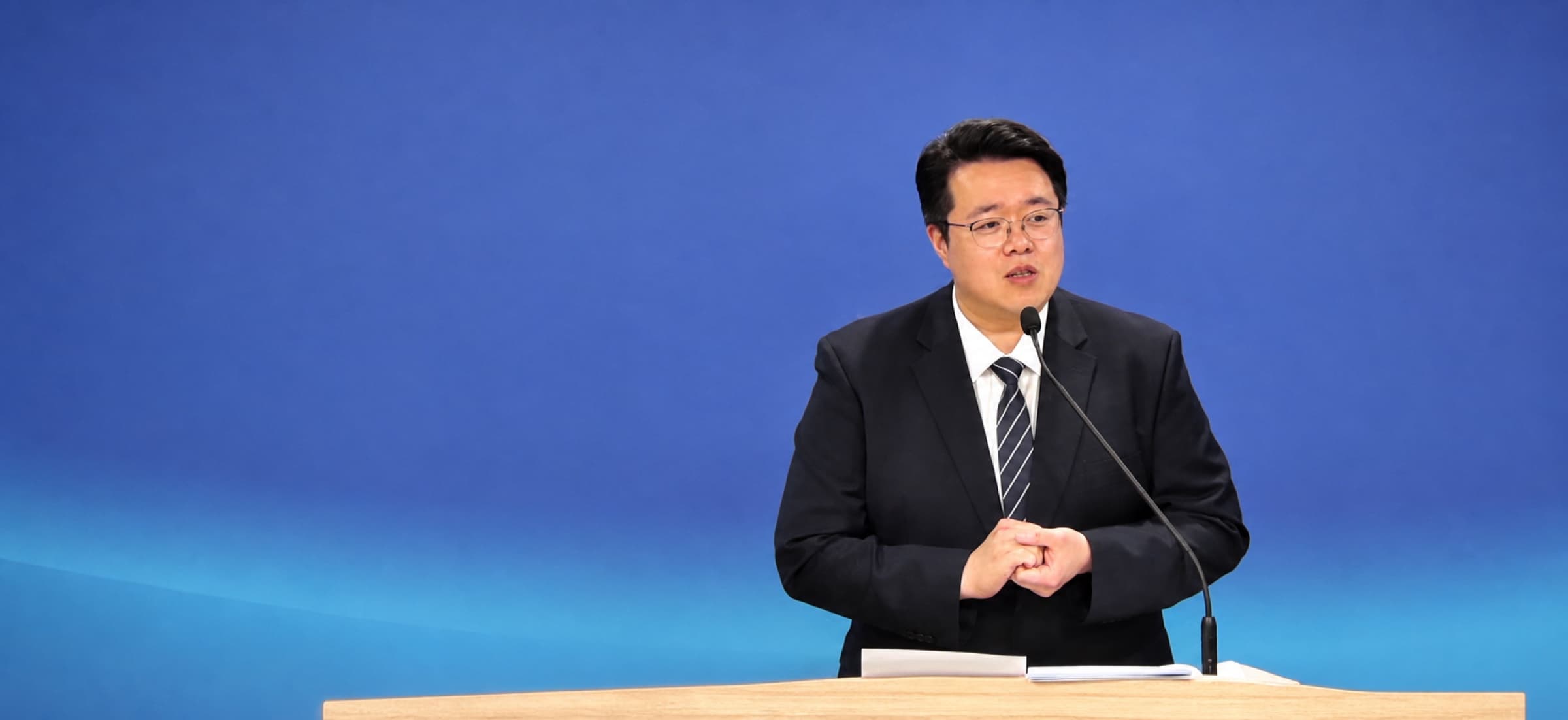 강대상에서 설교하는 정인섭 담임목사
